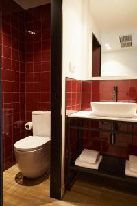 马德里LATROUPE Prado Hostel的一间带卫生间和水槽的浴室