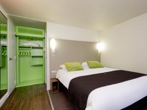 布克巴克凡尔赛钟楼酒店的酒店客房,设有床铺和绿色架子