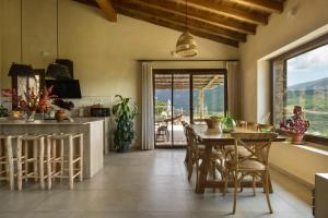 赫尔特Cerrás Agroturismo的一间带桌椅的厨房和一间用餐室