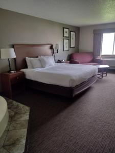 雷德温雷德温埃梅里克酒店的酒店客房设有一张大床和一张沙发。