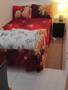 阿布扎比SMD Comfy Apartments的一间卧室配有一张红色棉被的床