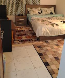 阿布扎比SMD Comfy Apartments的卧室配有1张床,铺有瓷砖地板。