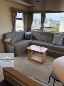 英戈尔德梅尔斯Skegness - Ingoldmells Caravan Hire的客厅配有沙发和桌子