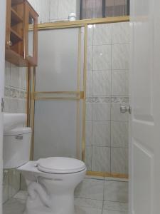 瓜亚基尔Comfortable 3-Bedroom Condo in Bellavista, Guayaquil的浴室配有白色卫生间和淋浴。
