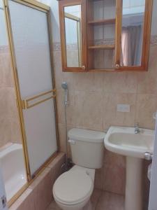 瓜亚基尔Comfortable 3-Bedroom Condo in Bellavista, Guayaquil的浴室配有卫生间、盥洗盆和淋浴。