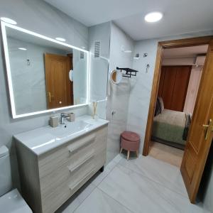 瓦伦西亚Villa VegaLira的一间带水槽、卫生间和镜子的浴室