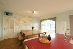 巴姆博格Goldenhill Retreats的厨房配有桌子和带桌子的台面