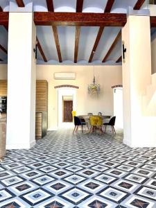 瓦伦西亚Casa Mediterranea- Les mil i una nits的一间带桌椅的用餐室