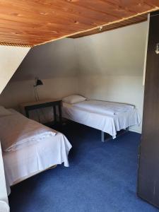 阿森斯Rural的客房设有两张床和木制天花板。