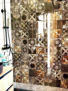 瓦伦西亚Casa Mediterranea- Les mil i una nits的浴室设有瓷砖墙和镜子