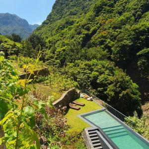 波文图拉Terrabona Nature & Vineyards的山景游泳池