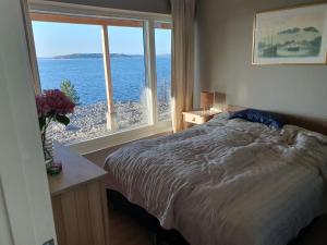 科尔莫登Villa Kolmården的一间卧室配有一张床,享有海景