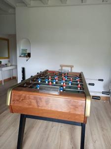 拉特斯特德布赫Logement privée的客厅设有桌上足球