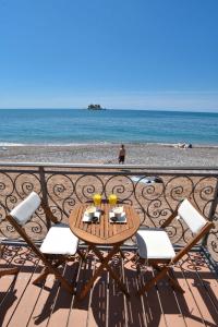 佩特罗瓦纳莫鲁Beach House的俯瞰海滩的阳台配有桌椅