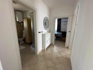 塞科夫列Apartma Zonta的一间带卫生间、水槽和镜子的浴室