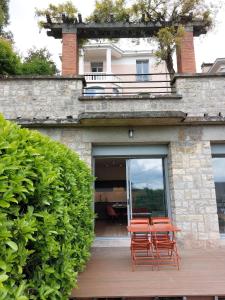 罗德兹La Villa Bompard*** 50m² Cœur de ville avec terrasse的大楼内带两把椅子和一张桌子的庭院