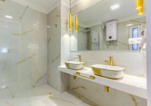 斯普利特Irini Luxury Rooms的一间带两个盥洗盆和淋浴的浴室