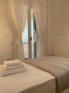纳克索斯岛卡斯特拉基Sea and Salt Naxos 3的一间卧室设有一张床,享有海景