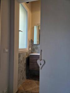 利沃诺Serra di mare casa con giardino的一间带水槽和窗户的浴室