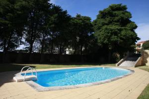 奥比多斯Casa Do Shon的一座树木繁茂的庭院内的游泳池