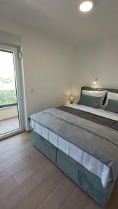 希贝尼克Villa Adriatic Sunrise的一张大床,位于带大窗户的房间里