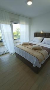 希贝尼克Villa Adriatic Sunrise的卧室内的一张大床,设有窗户