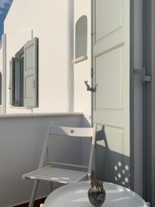纳克索斯岛卡斯特拉基Sea and Salt Naxos 3的浴室设有门,厕所旁设有花瓶