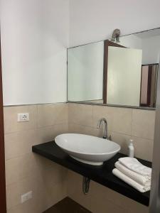 斯培西亚Casa Giulia La Spezia的浴室配有盥洗盆、镜子和毛巾