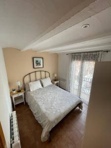厄尔·彭特·德·苏尔特Apartamento con encanto的一间卧室设有一张床和一个窗口
