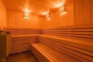 SunišiLakeside Escape的一间带木镶板和灯的桑拿浴室