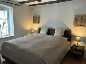特拉本特拉巴赫Residenz Moselliebe的一间卧室配有一张大床和两盏灯
