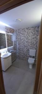 索科矿泉村Vista Soko Banja的一间带卫生间和水槽的浴室