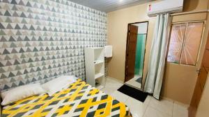 马瑙斯Apartamento 3 Aconchegante São Jorge的一间小卧室,配有一张床和镜子