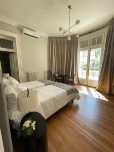 蒂格雷Casa Villa Julia的一间卧室配有一张床和一张鲜花桌子