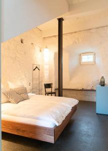 穆尔滕Altstadthaus - neu renoviert, barrierefrei的卧室设有一张砖墙内的大床