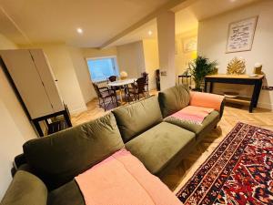爱丁堡WM Garden Cottage的客厅配有沙发和桌子