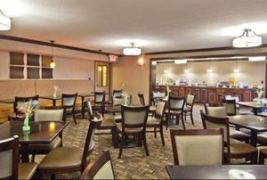 奇利科西奇利科西品质酒店的一间在房间内配有桌椅的餐厅