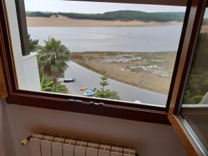 莫格罗Santander Mogro的享有水体景致的窗户