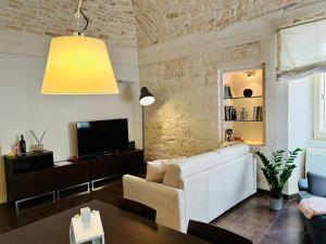 马丁纳弗兰卡A CASA DI LAURA的客厅配有白色沙发和电视