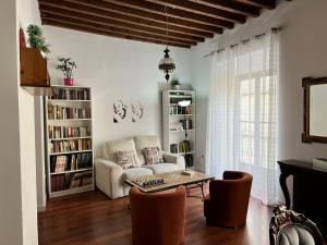 马拉加历史中心格兰公寓的客厅配有沙发和桌子