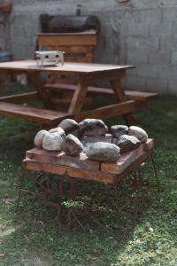 埃尔卡拉法特Hostel House 64Bigüa的一张野餐桌,上面有岩石