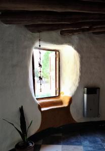 拉斯罗萨斯Habitación en Casa Ecológica的一间小窗户,有盆栽的房间里