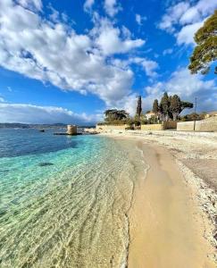 拉戈德Villa Côte d'Azur piscine privée的一片拥有大海、蓝天和云的海滩