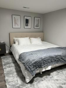 芝加哥Modern 3 Bedroom Close to Downtown Chicago的卧室配有一张白色大床和灰色的毯子