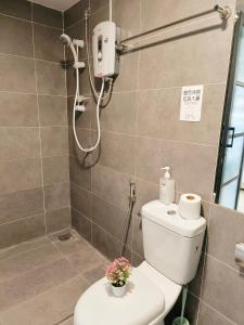 八打灵再也Spacious Duplex 4~8pax ~ 1U, IKEA, the Curve的浴室配有淋浴和鲜花卫生间。