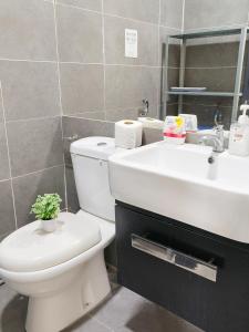 八打灵再也Spacious Duplex 4~8pax ~ 1U, IKEA, the Curve的浴室配有白色卫生间和盥洗盆。