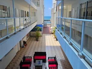 圣安德烈斯加勒比海岛皮索2号酒店的一座带椅子的空阳台,大海