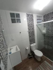 弗洛里亚诺波利斯Residencial Garcia的浴室配有卫生间、盥洗盆和淋浴。