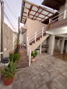 弗洛里亚诺波利斯Residencial Garcia的一座带楼梯和植物的房屋的庭院