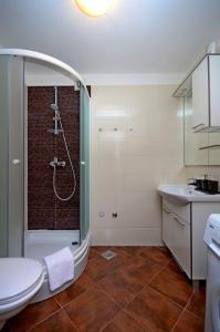 斯普利特Apartment Mia的带淋浴、卫生间和盥洗盆的浴室